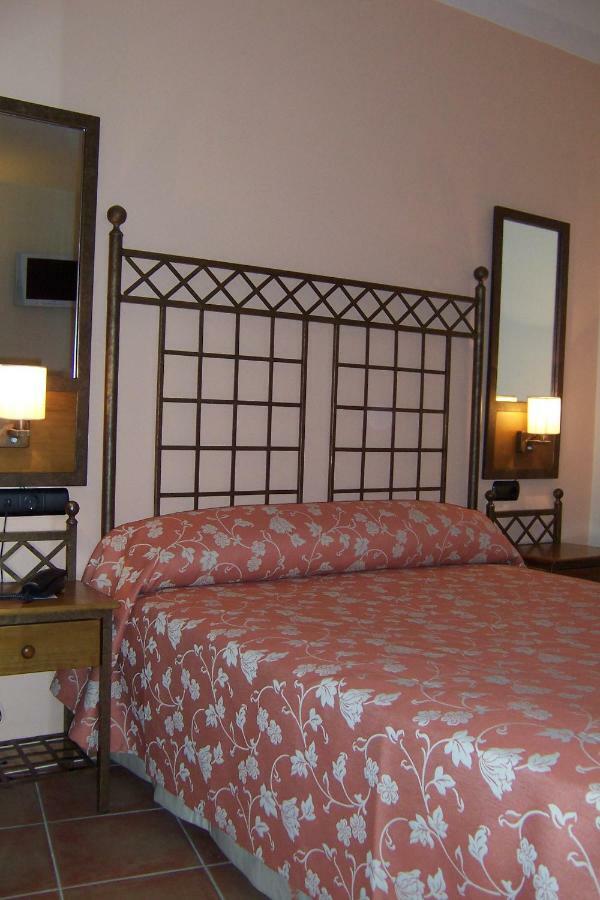 Ele Santabarbara Hotel Castilleja de la Cuesta Luaran gambar